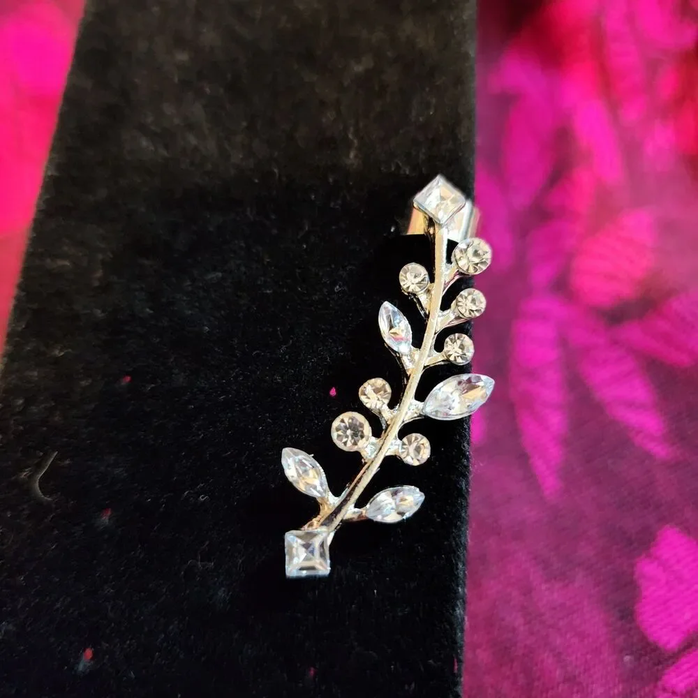 Silver Tone Jeweled Leaf Earring Cuff. For Left Ear. NWOT.